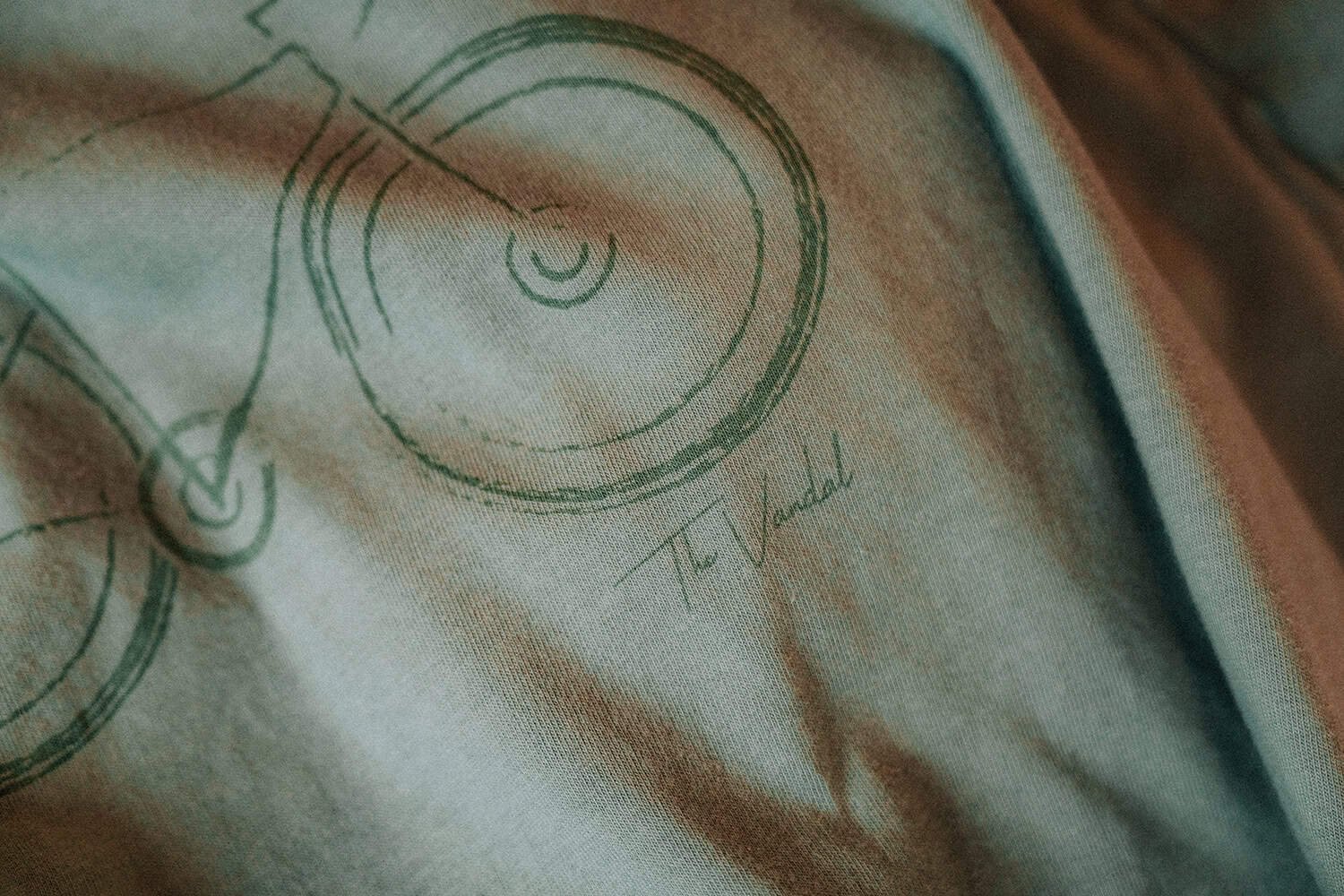 Machine-t-shirt-pine-detail