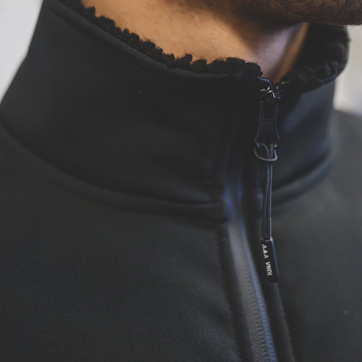 packshot-fleece-sweater-AW24-Black-rits